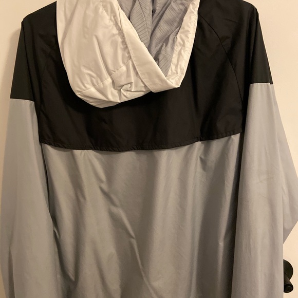 Nike rainy jacket size (L) - Picture 3 of 3